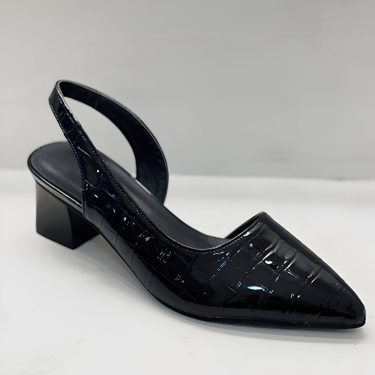 Zapatos de tacón con punta en pico y diseño gladiador