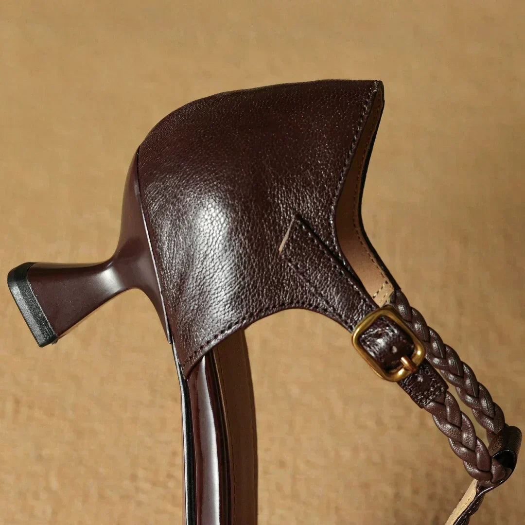 Zapatos destalonados de cuero con correa trenzada y tacón fino