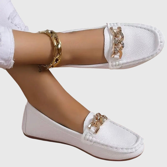 Mocasines de punta redonda con detalle de cadena