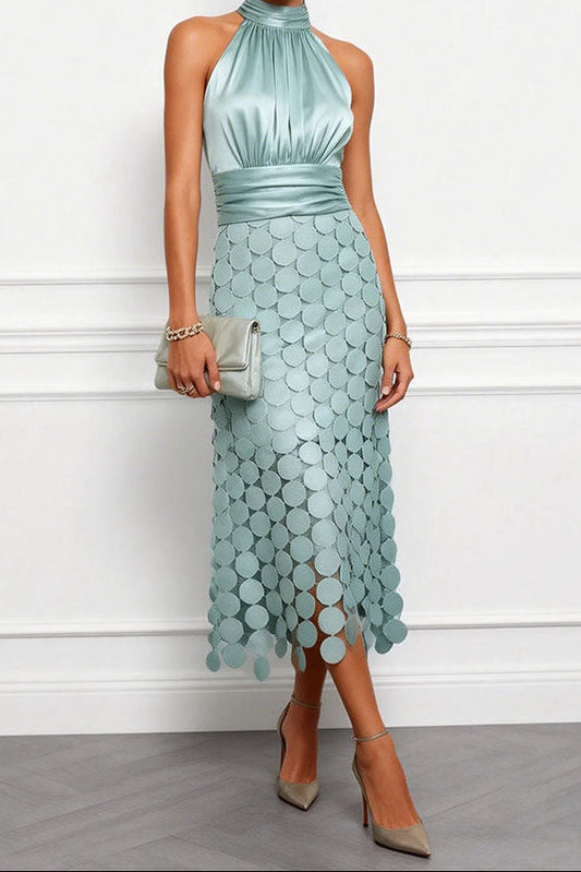 Vestido midi halter con cuerpo satinado y falda de apliques redondos