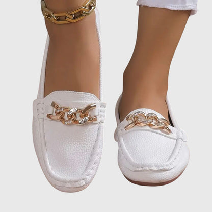 Mocasines de punta redonda con detalle de cadena