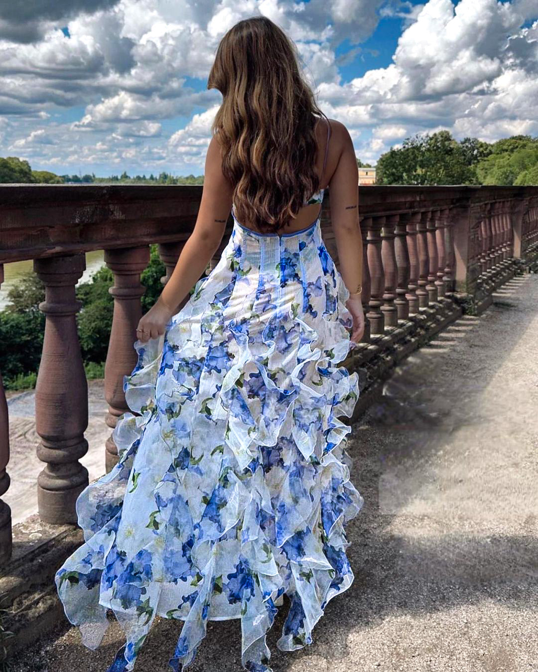 Vestido floral de tirantes con espalda descubierta y volantes