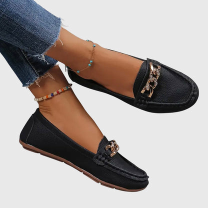 Mocasines de punta redonda con detalle de cadena