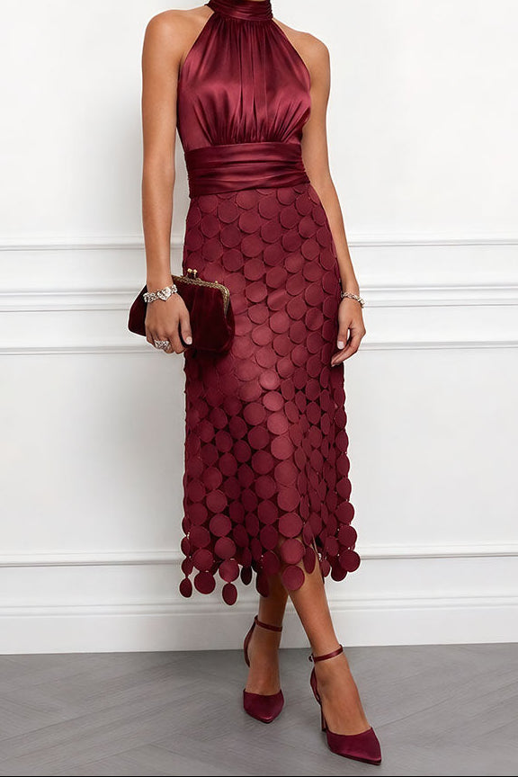 Vestido midi halter con cuerpo satinado y falda de apliques redondos