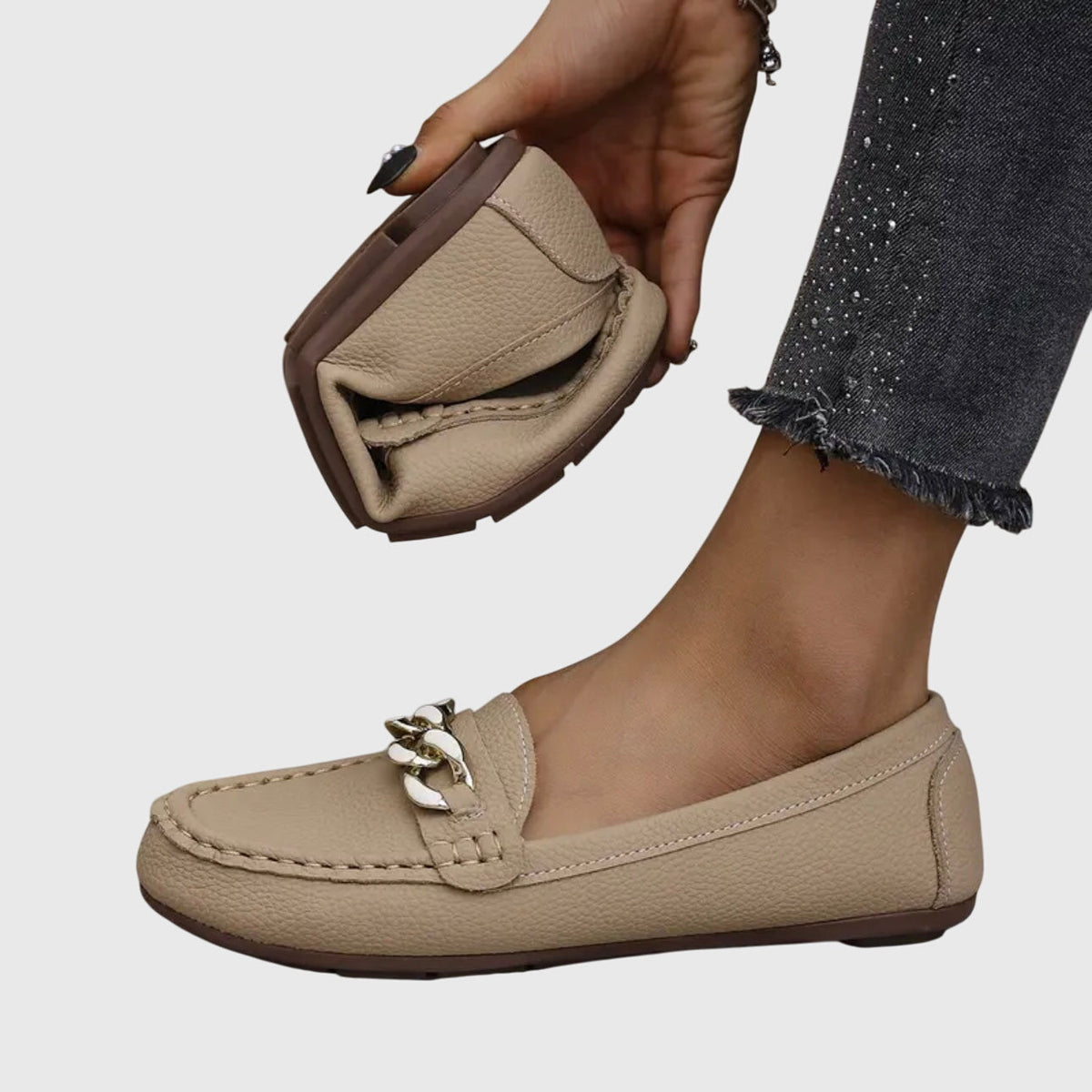 Mocasines de punta redonda con detalle de cadena