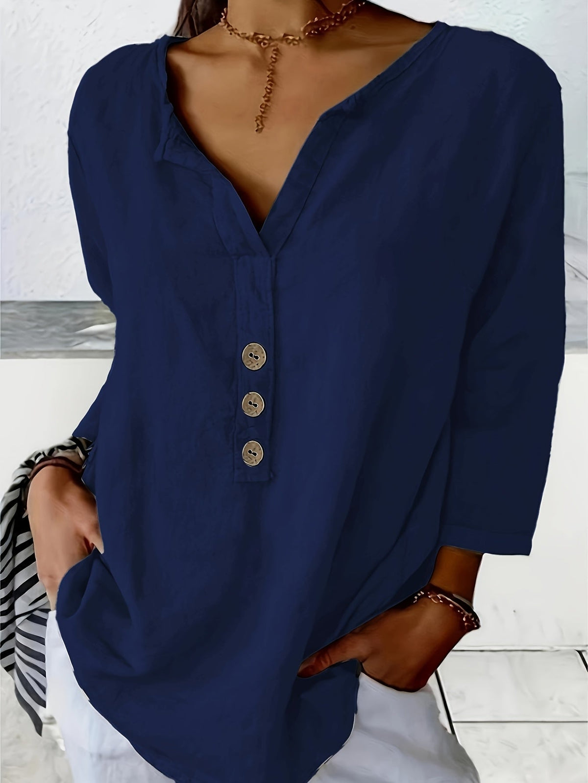 Blusa holgada de escote en V con botones
