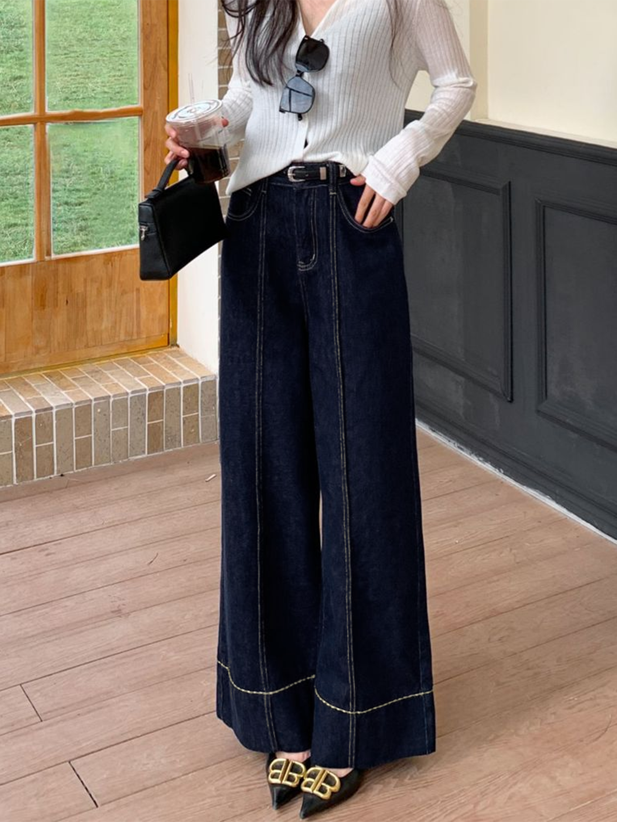 Vaqueros de pierna ancha con cintura alta y costuras de contraste