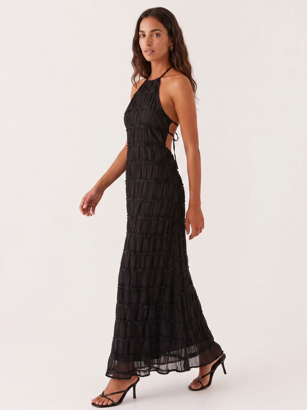 Vestido largo halter con volantes escalonados
