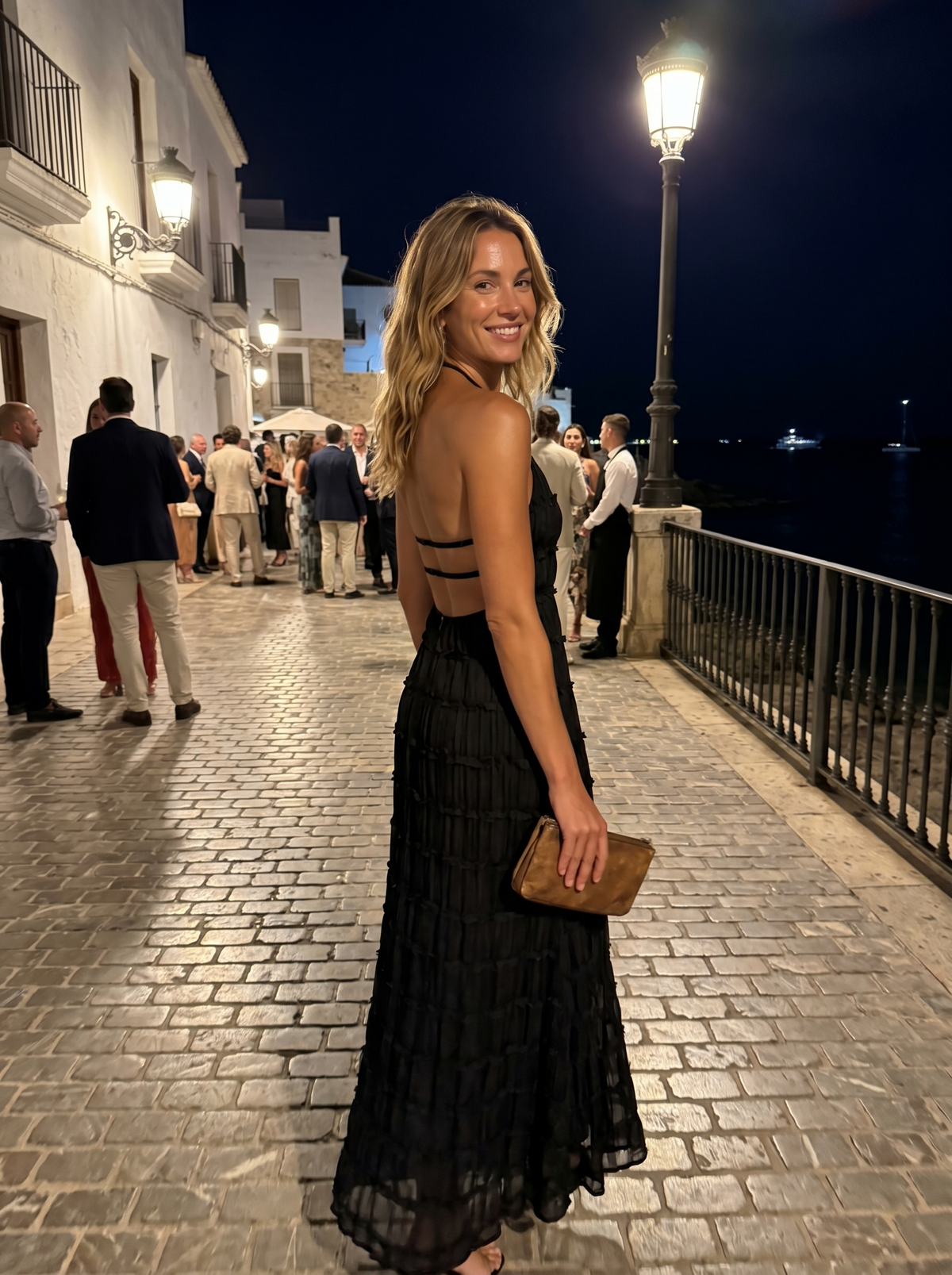 Vestido largo halter con volantes escalonados