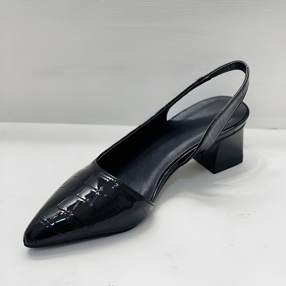 Zapatos de tacón con punta en pico y diseño gladiador