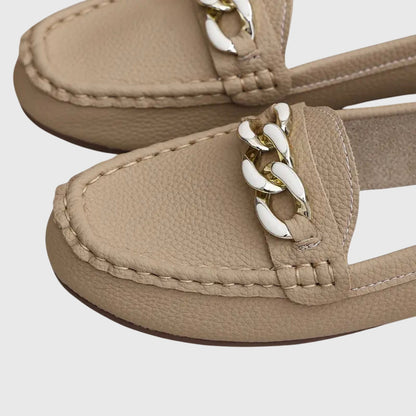 Mocasines de punta redonda con detalle de cadena