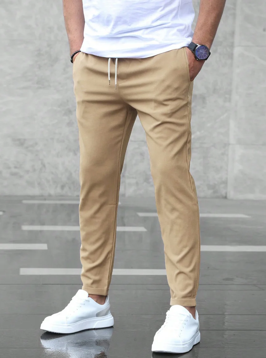 Pantalón chino de corte recto con bolsillos y cordón ajustable