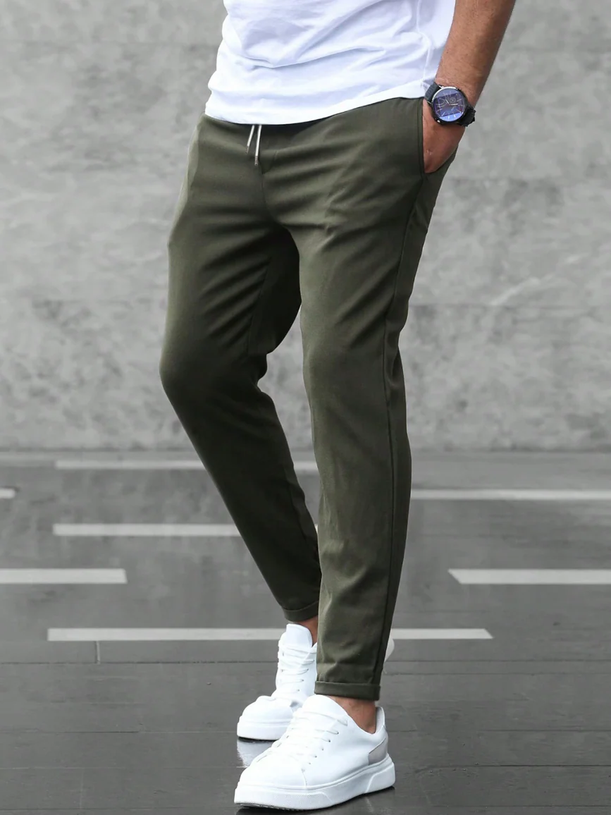 Pantalón chino de corte recto con bolsillos y cordón ajustable
