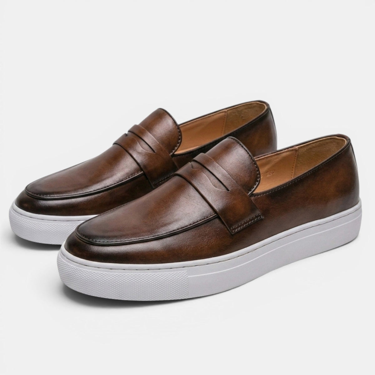 Mocasines penny loafer de cuero con suela chunky blanca
