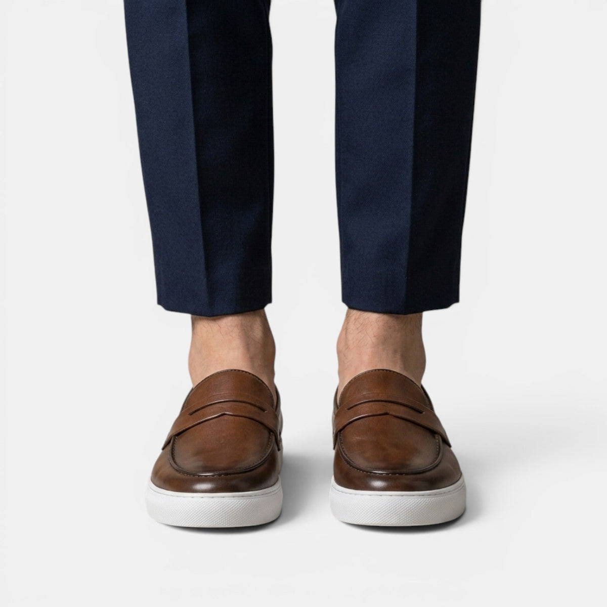 Mocasines penny loafer de cuero con suela chunky blanca