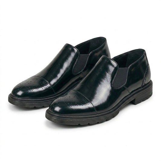 Zapatos Chelsea brogue de cuero lacado con elásticos laterales