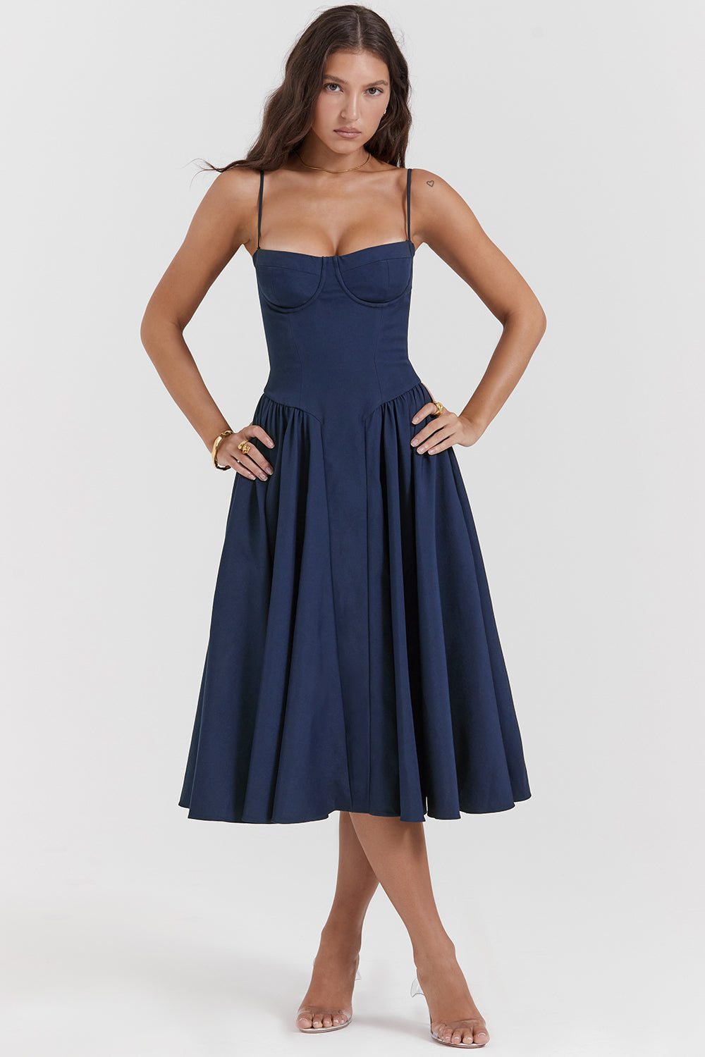 Vestido midi con cuerpo corsé y falda acampanada
