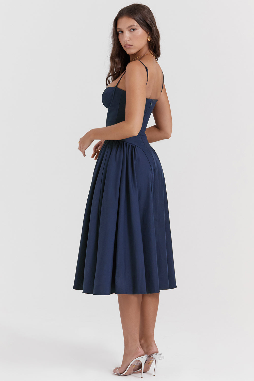 Vestido midi con cuerpo corsé y falda acampanada